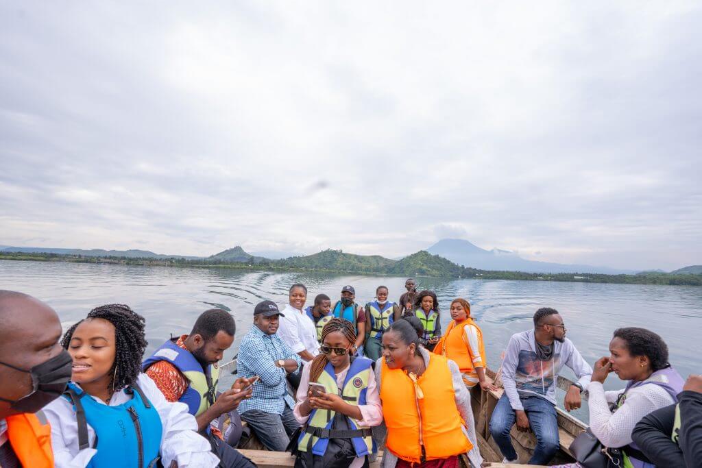 Traversée pour visiter l'île Tchegera à Goma dans une grande pirogue motorisée