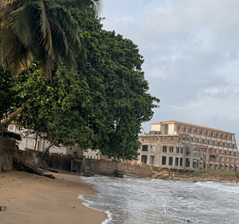 Kiribi beach: Discover Lobé Falls